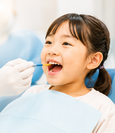 フッ素塗布を受ける子ども